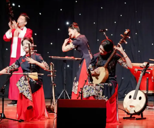 学生参观学习优异剧院的高水平艺术扮演找出本身技术短板 学生参观学习优异剧院的高水平艺术扮演找出本身技术短板